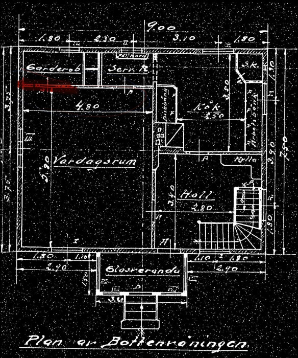 Bottenvåningsritning med markerad vägg i rött, visar vardagsrum, kök, hall och garderob. Tidigare avväxlad vägg markerad, inkluderar måttangivelser.