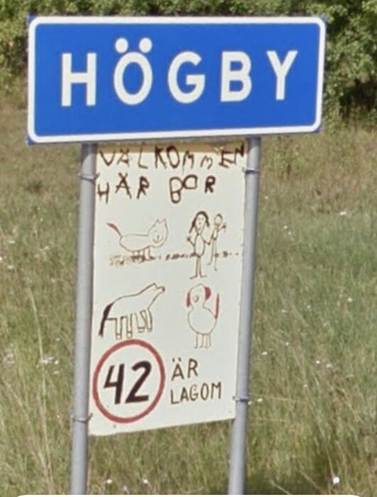 Skylt i Högby med illustrationer av djur och människor samt texten "Välkommen här bor" och "42 är lagom" med hastighetsbegränsning.