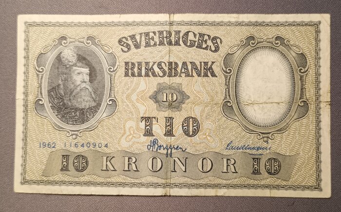 En tiokronorssedel från Sveriges Riksbank med ett porträtt av en man och texten "TI KRONOR", daterad 1962.