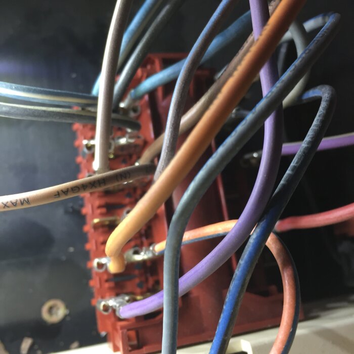 Kablar anslutna till ett ugnsvred från Bosch, med flera färger och kontakter synliga.