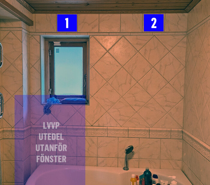 Badrumsvägg med två markerade fläktpositioner över fönster och badkar med text om LVVP-utedel utanför fönstret.