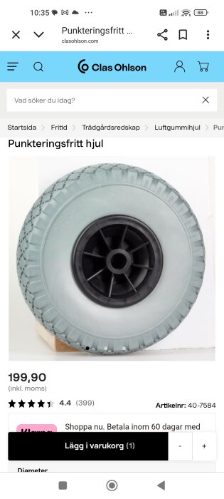 Ett punkteringsfritt hjul med grå gummidäck och svart fälg, visat på Clas Ohlson-webbplatsen med ett pris på 199,90 kr.