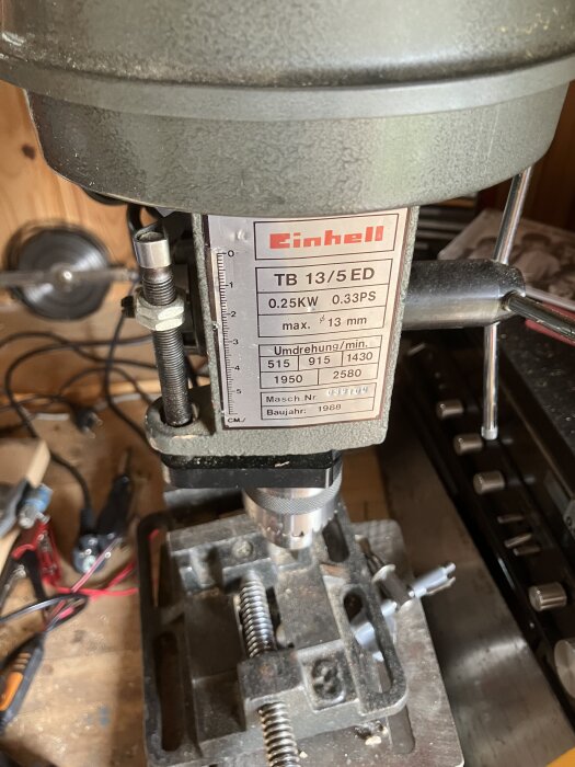 Bordsborrmaskin av märket Einhell TB 13/5 ED, 0.25 KW, tillverkad 1988, fotograferad i träverkstad.