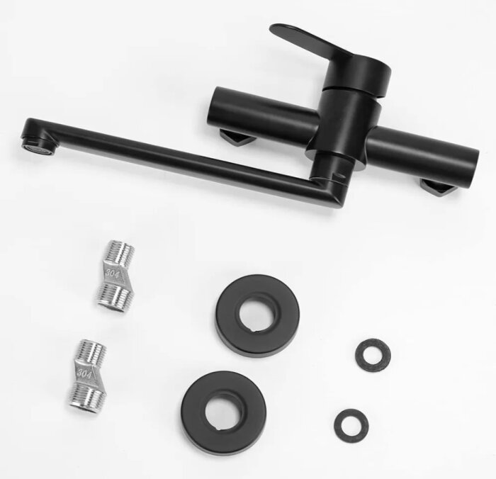 Svart köksblandare med tillhörande adapters och packningar, uppställt på vit bakgrund.