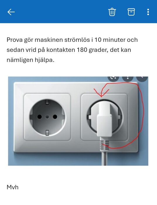 Kontakter i ett vägguttag med en inkopplad stickpropp. En röd markering visar att stickproppen ska vridas 180 grader.