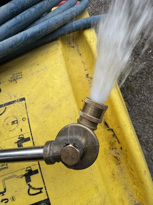 Läckande vattenslanganslutning med sprutande vatten, problem med hetvattentvätt.