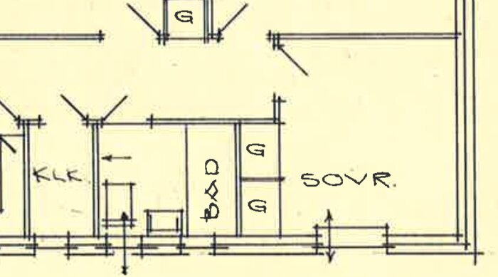 Planlösning för badrumsrenovering med "walk-in-shower" bredvid garderober och sovrum, visar vägg som ska rivas mellan KLK och sovrum.
