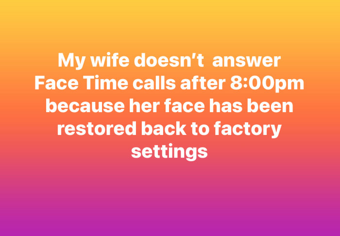 Text på en färgglad bakgrund: "My wife doesn’t answer FaceTime calls after 8:00pm because her face has been restored back to factory settings.