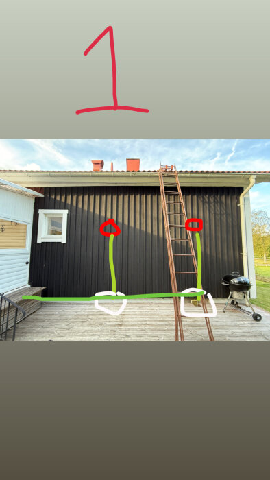 Vägg med planer för belysning; röd för lampor, vit för kopplingsbox, grön för kabeldragning från uterummet, stående stege och grill synliga.