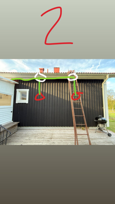 Utsida av hus med markerad ledningsdragning. Röd för belysning, vit för kopplingsbox, grön för kabel från uterum till vänster. Stege och grill syns.