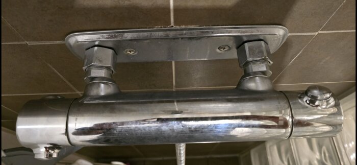 Kromblandare monterad på kaklad vägg, visar anslutningar och monteringsfäste, diskussion om passande storlek 150cc eller 160cc.