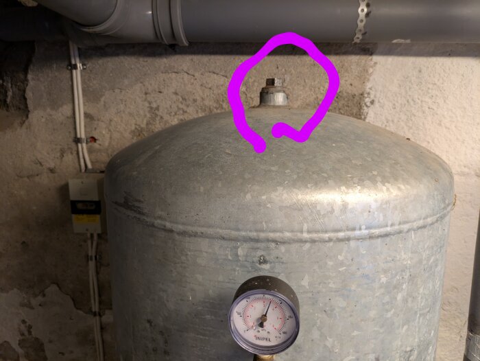 Rostig plugg på tank, markerad med lila, upplevs svår att ta bort efter 15 år. Används för luftkuddejustering, omgiven av rör och manometer.