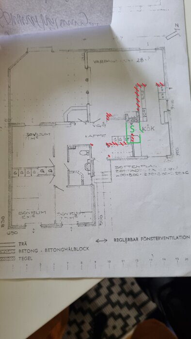Ritning av husplan med markerade väggar; röda för rivning, gröna för nybygge av skafferi. Anpassningar för att öppna upp och förbättra utrymmen.