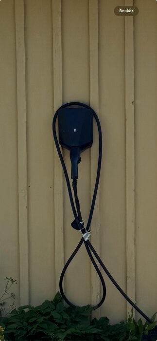 Laddbox från Easee med 5m laddkabel monterad på ett hus.