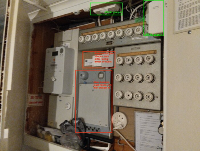 Elcentral med huvudsäkringar på väggen, separata jordfelsbrytare för grupper 6 och 7 är markerade. Pansarrör passerar och betjänar grannen.