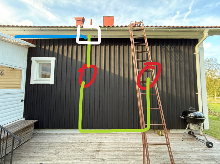 Husfasad med färgade linjer som visar kabeldragning med fokus på vit och svart kabel, samt stege mot taket.