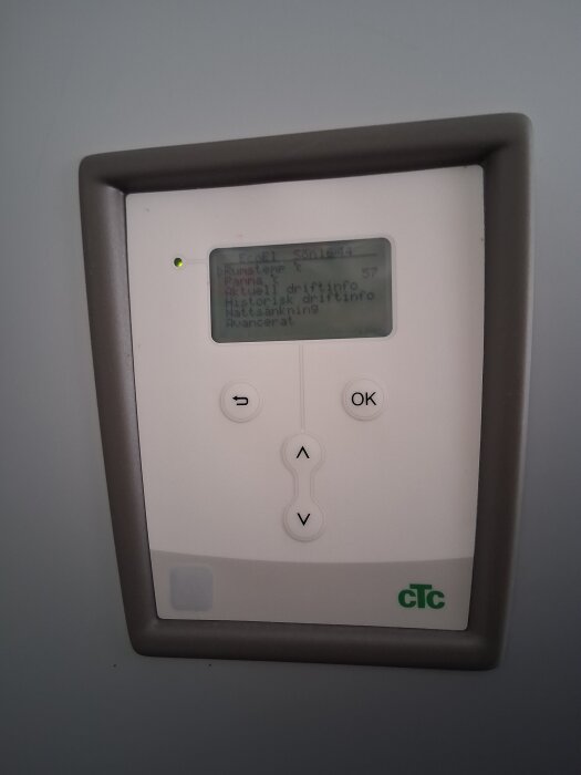 Kontrollpanel för CTC EcoEl med temperaturnivåer och inställningar på displayen, diskussion om att sänka uppvärmningskostnader.