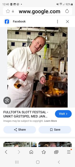 Kock klädd i vit rock håller en flaska och lagar mat i ett kök, omgiven av köksredskap och kopparpannor.