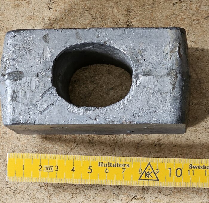 Blyslägga "The Persuader" vägs av 2,6 kg, med en gul linjal som visar dimensioner.