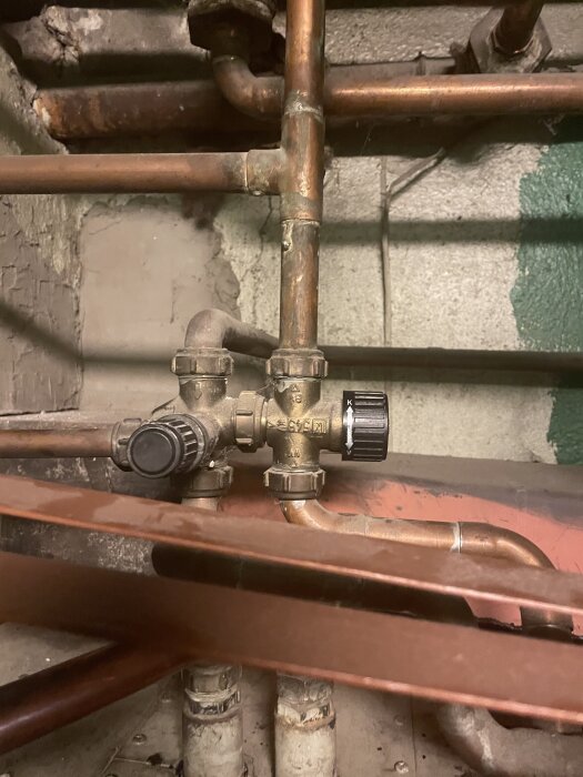Rör och ventiler av koppar i ett pannrum, del av äldre kombinationspanna Alpha 1.