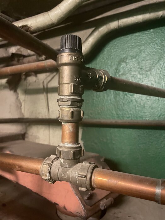 Ventil och kopparrör i ett kombipannasystem, med texten "PRESO" och "3/4". Används för att fylla på vatten i panna.