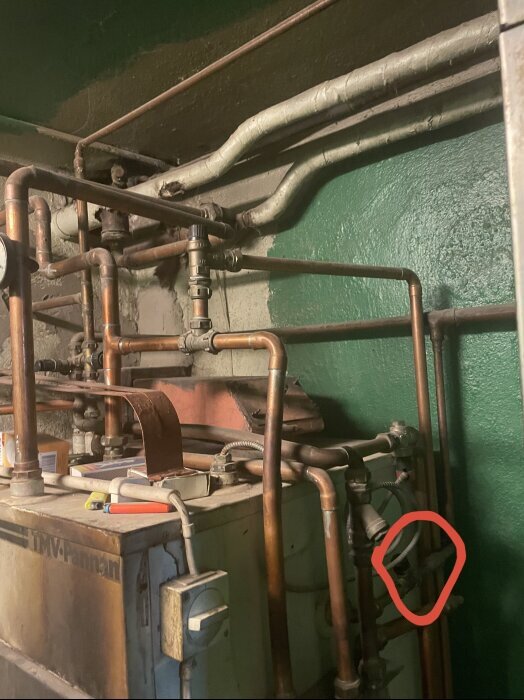 Rörsystem med vattenventil, markerad med röd cirkel, på vinden för anslutning till öppet expansionskärl.