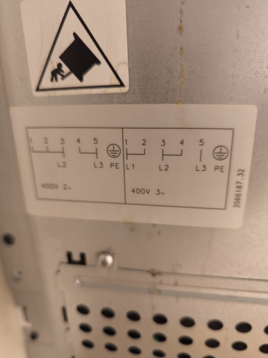Elektrisk panel med en skiss och varningsdekal för 400V, som visar olika faser och jordpunkter.