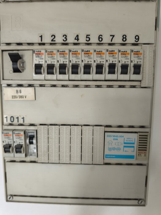 Elcentral utan märkta säkringar i ett husprojekt.