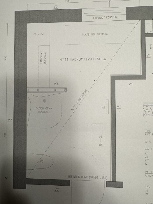 Planritning av badrum med markerade områden för duschhörna, WC och plats för torkställ. Visar olika alternativ för brunnar och golvlutningar.