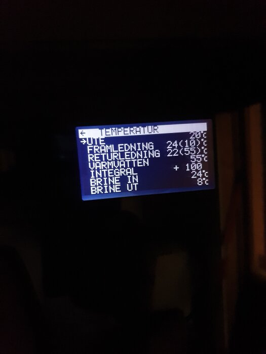 Bild på en display från en Thermia Diplomat Optimum g2 som visar olika temperaturer för utetemp, varmvatten och framledning.