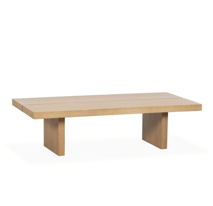 Ett enkelt soffbord i trä med rektangulär bordsskiva och två breda ben, designat med två springor på ytan.