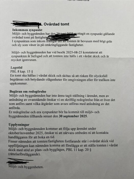 Brev från miljö- och byggnämnden om en ovårdad tomt, detaljerar inkommen synpunkt, besök, lagstöd och begäran om redogörelse före 30 september 2025.