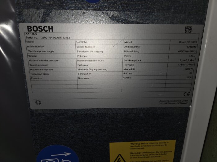 Bild på en etikett från en Bosch CC 160/9 med specifikationer som nätanslutning, volym, max effekt och mer.