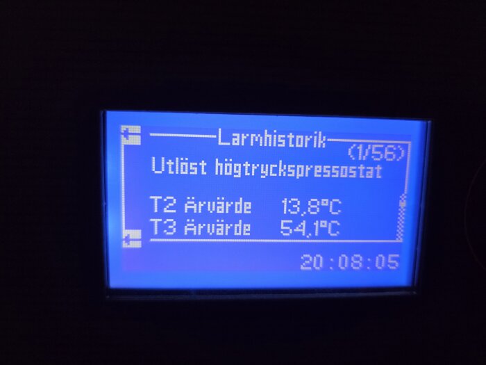 Display som visar larmhistorik för högtryckspressostat med temperaturer T2 13,8°C och T3 54,1°C samt tid 20:08:05.