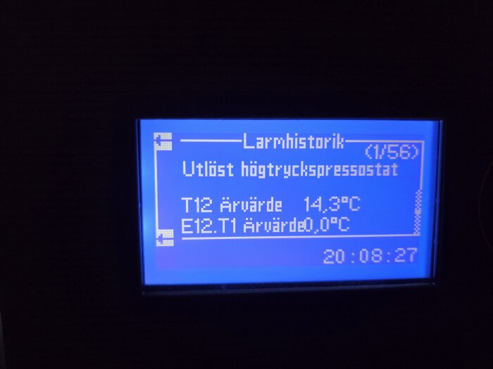 Display som visar larmhistorik för utlösta högtryckspressostat, med temperaturvärden T12: 14,3°C och E12.T1: 0,0°C, klockslag 20:08:27.