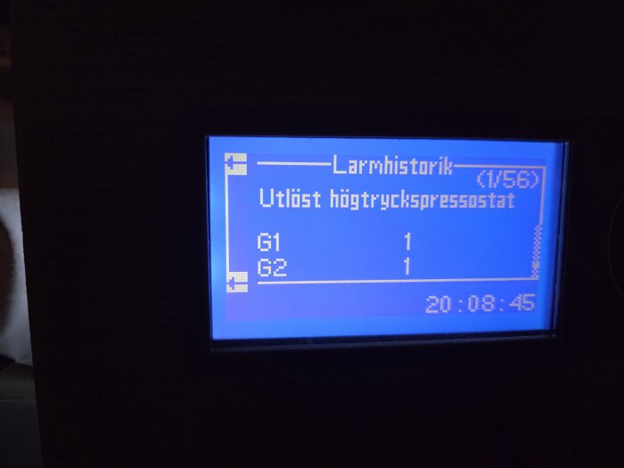 Display med larmhistorik som visar "Utlöst högtryckspressostat" och koderna G1 och G2, tidstämpel 20:08:45.