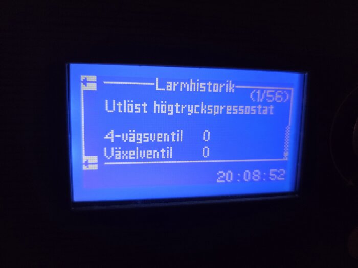 Display med larmhistorik visar "Utlöst högtryckspressostat" och klockslag 20:08:52.