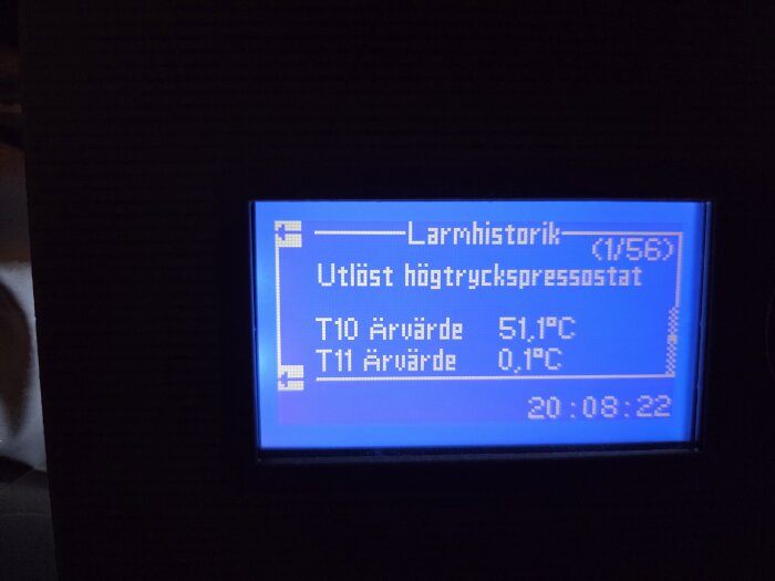 Display med larmhistorik för värmepump, visar utlösning av högtryckspressostat och temperaturvärden T10: 51,1°C, T11: 0,1°C.