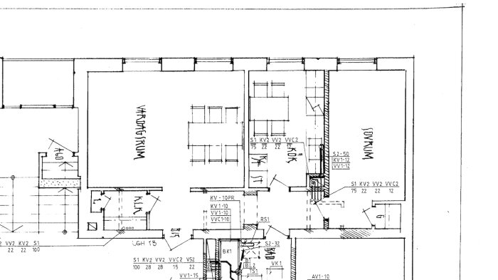 Planskiss över lägenhet med kök, vardagsrum och sovrum markerade, väggar och mått synliga.