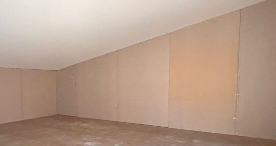 Gipsade väggar på ett sovloft med snedtak, taket är redan spacklat och målat. Fråga om behov av vikt pappremsa mellan tak och vägg.