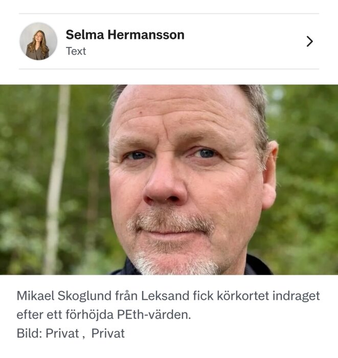 Porträttfoto av man med skägg i skogsmiljö. Text ovan visar journalistens namn, Selma Hermansson. Text under anger personen i fotot, Mikael Skoglund.