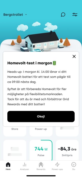 Miniatyrhus med bilar och träd, text om Homevolt-test.