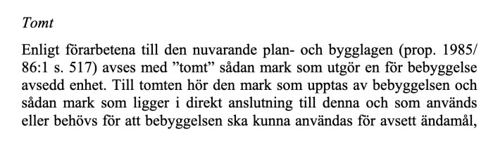 Textavsnitt ur prop. 1985/86:1 s. 517 som definierar "tomt" enligt plan- och bygglagen som mark avsedd för befintlig bebyggelse och tillhörande ändamål.