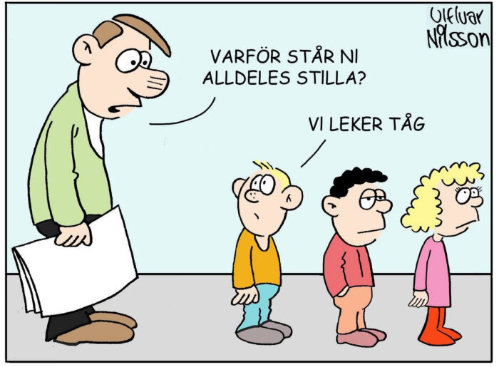 Seriefigur med tre barn som står stilla och en vuxen som frågar varför. Barnen svarar att de leker tåg.