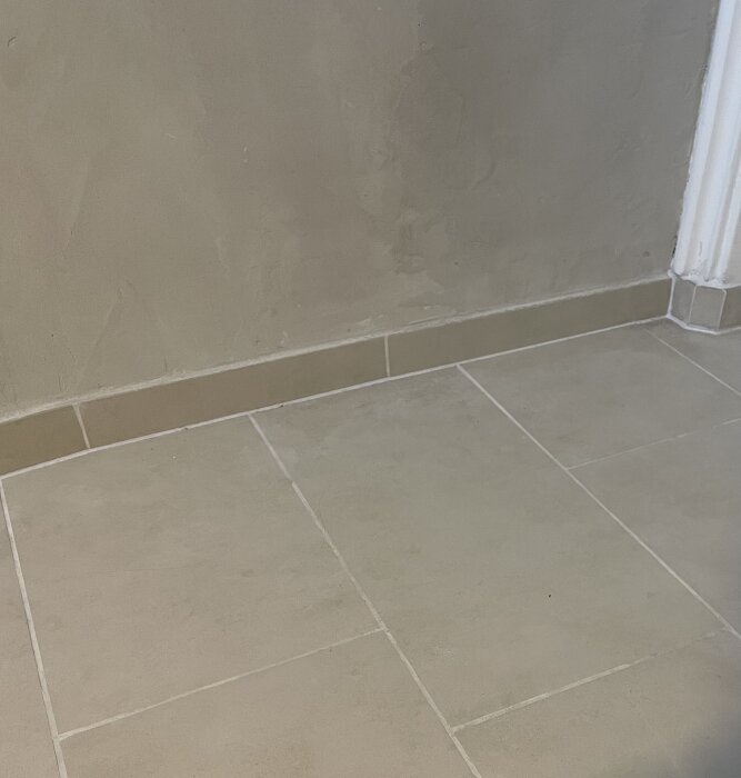 Klinkergolv och vägg vid dörren utan fukt.