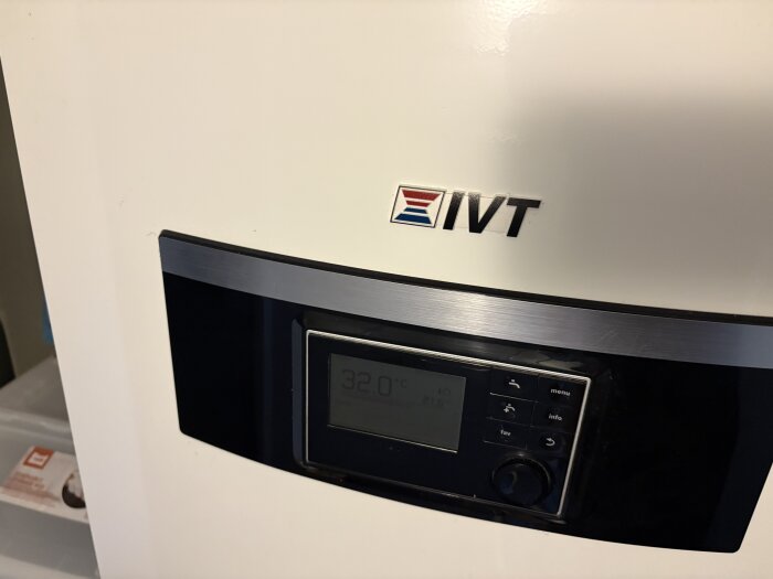Värmepanna med IVT-logotypen och en display som visar 32,0 grader Celsius.