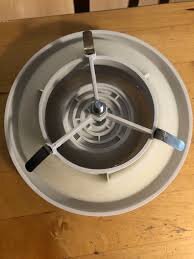 Plastbaserat frånluftsdon på ett bord, användaren söker en tystare variant.