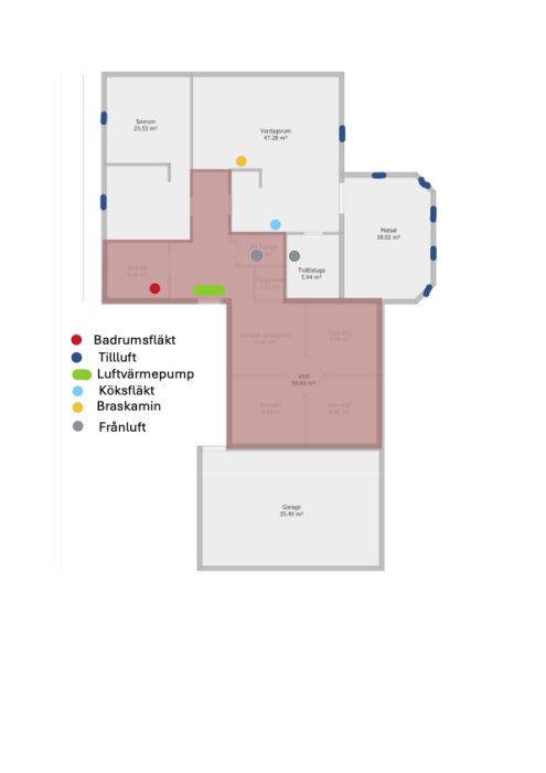 Planlösning av hus med ventilation och värmekällor markerade; inkluderar luftvärmepump, braskamin och olika ventilationspunkter i rummen.