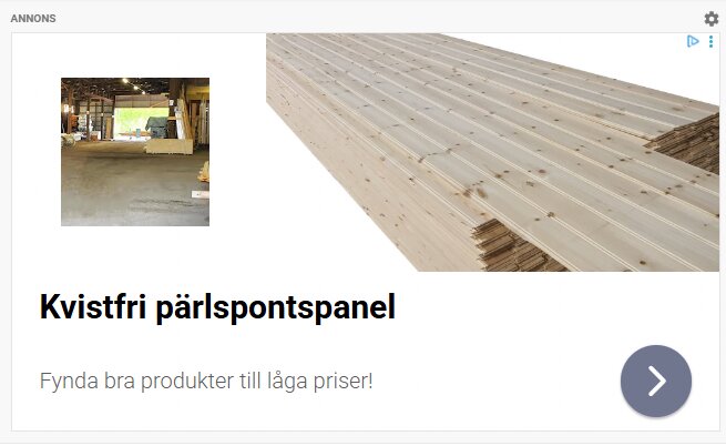 Kvistfri pärlspontspanel i lager och staplad, med text om bra priser.