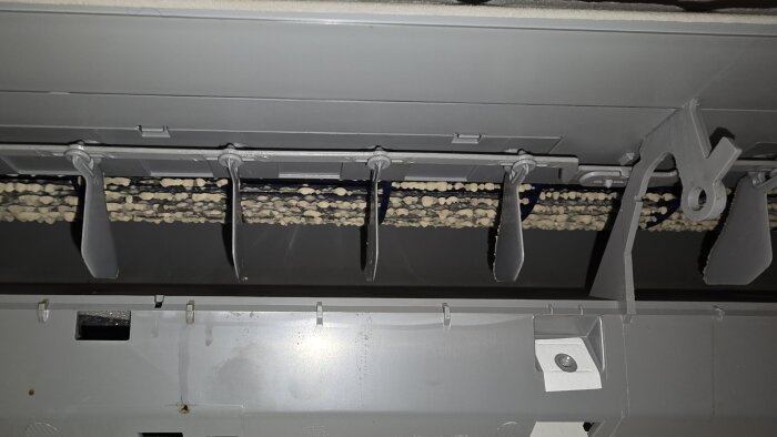 Luftvärmepump med fläktblad och mögel på rullen, demonterad för rengöring.